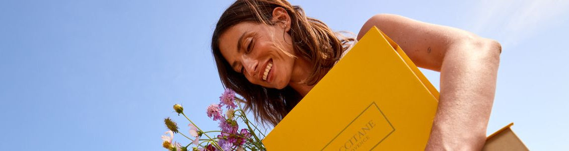 Žena s poklon kutijom i cviječem