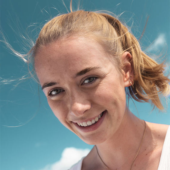 L’Occitane Source Reotier nasmijana mlada žena